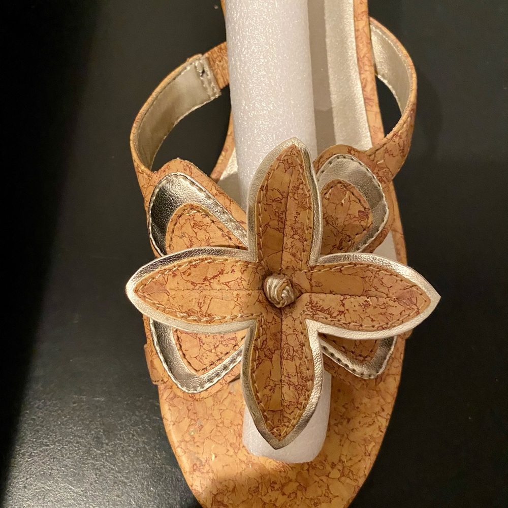 RIALTO tan sandals with silver & Cork Flower